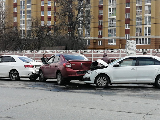 В Иванове на улице Лежневской столкнулись 4 автомобиля